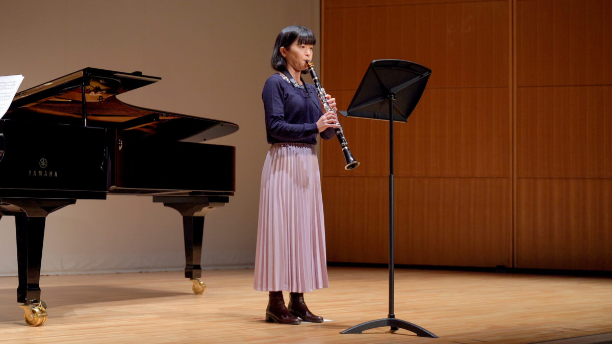 発表会でソロ演奏する生徒