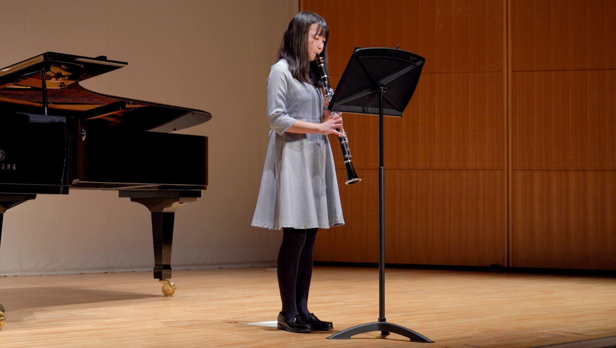 発表会でソロ演奏する生徒