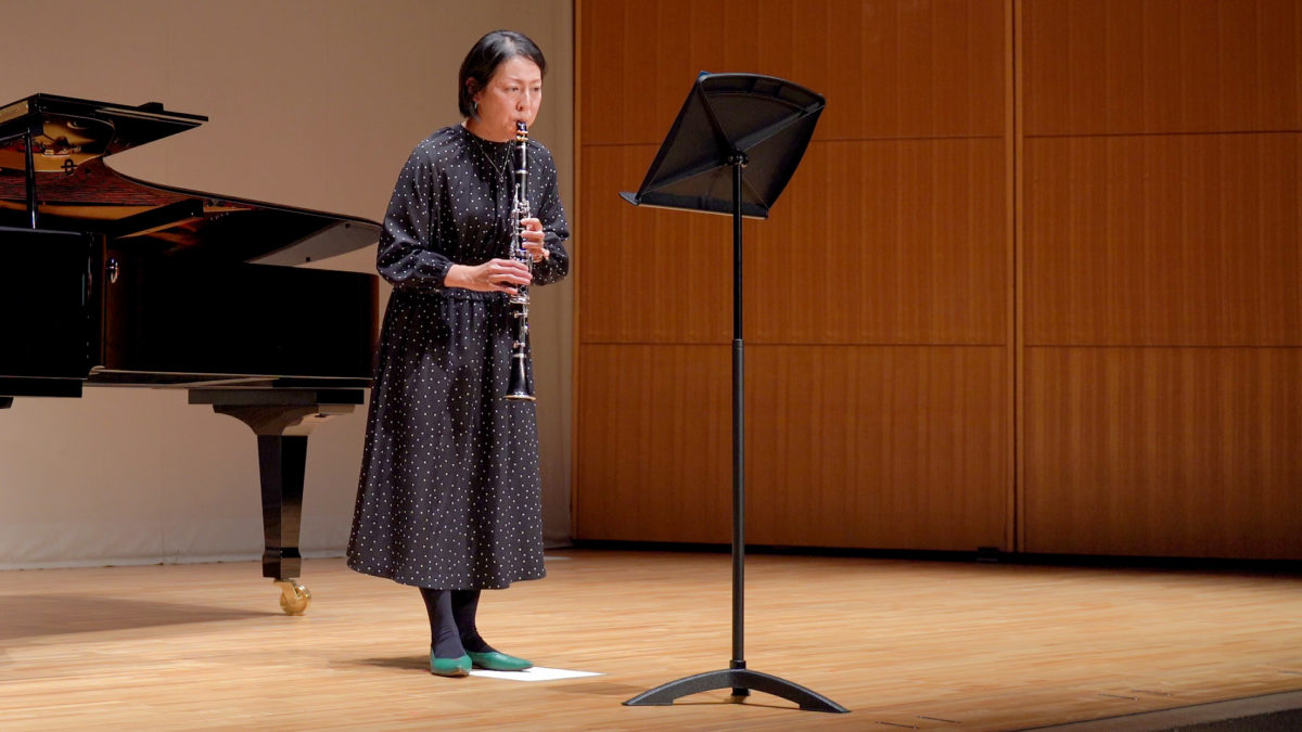 発表会でソロ演奏する生徒