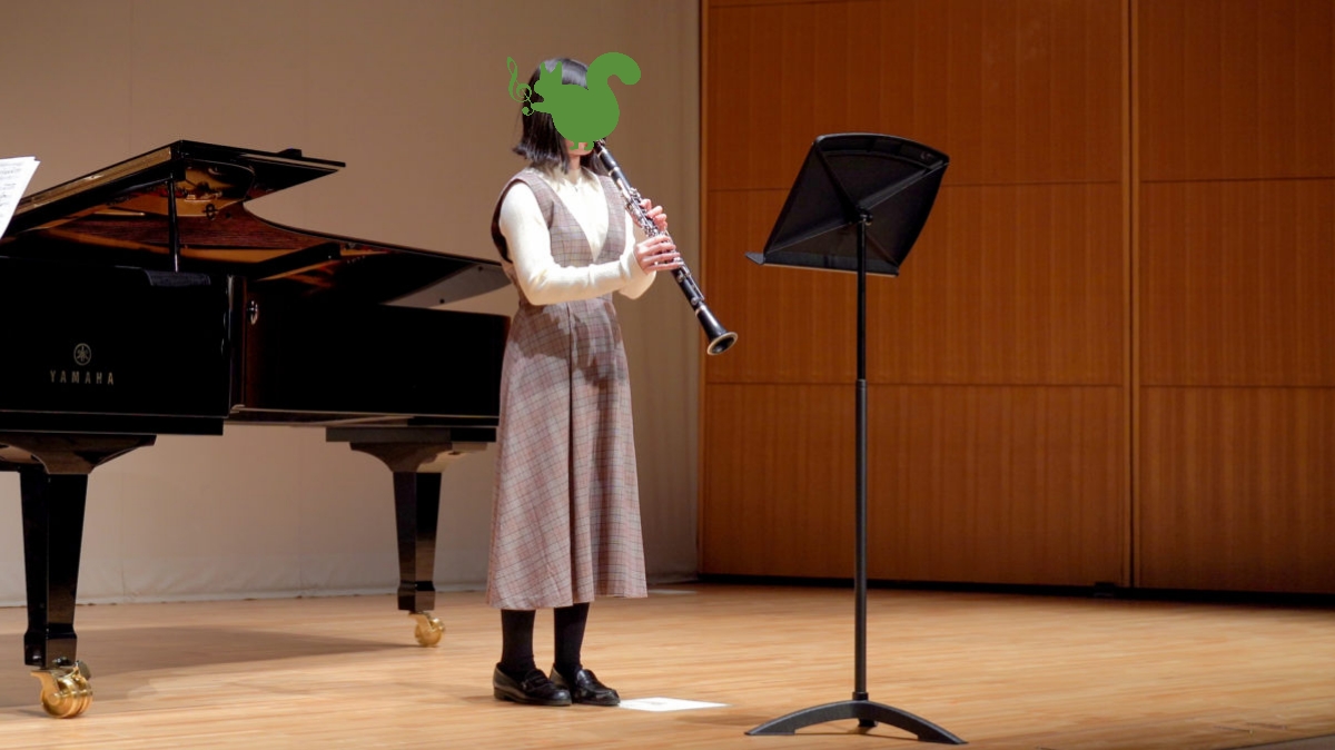 発表会でソロ演奏する生徒