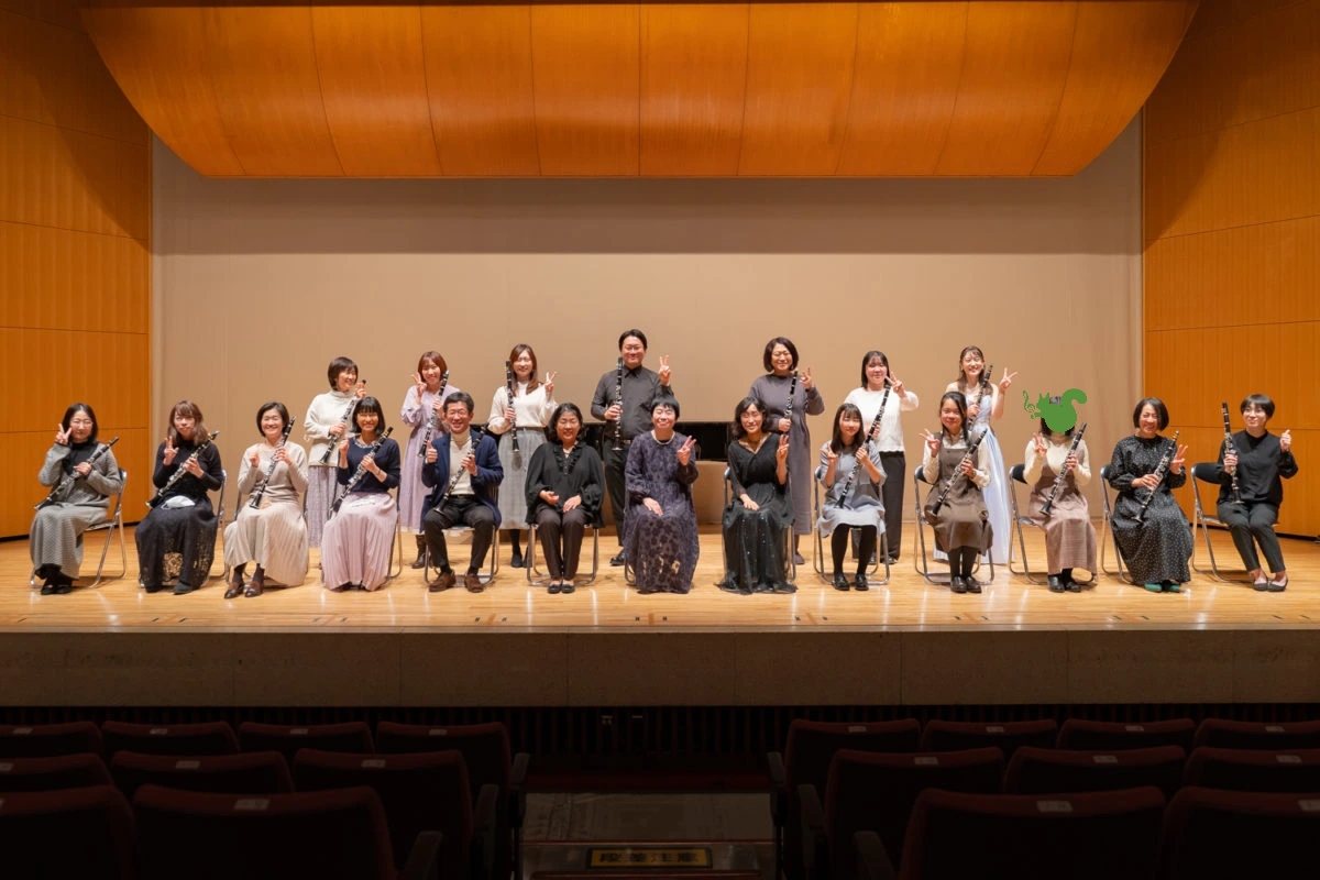 発表会終了後の集合写真で笑顔の出演者達