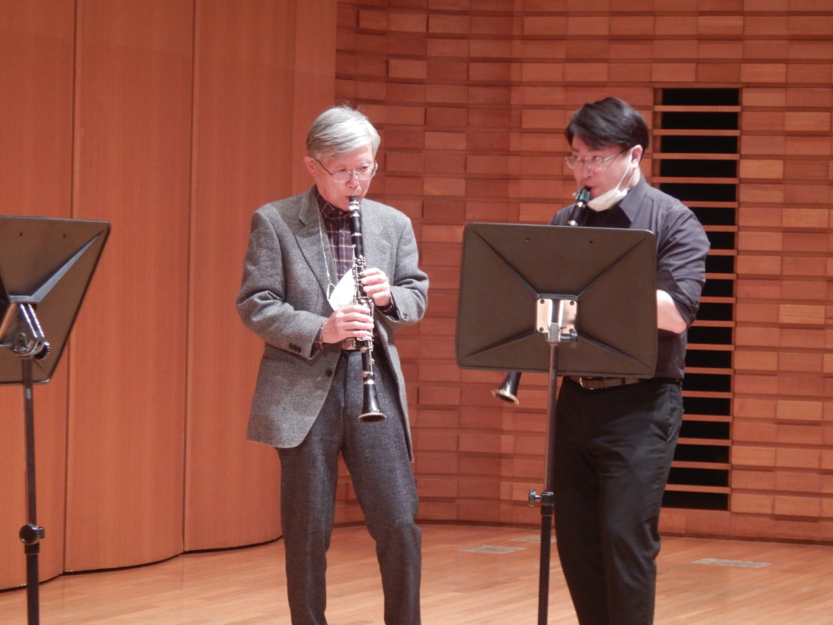 バミリの隙を見てリハーサルをする中級者アンサンブルメンバー