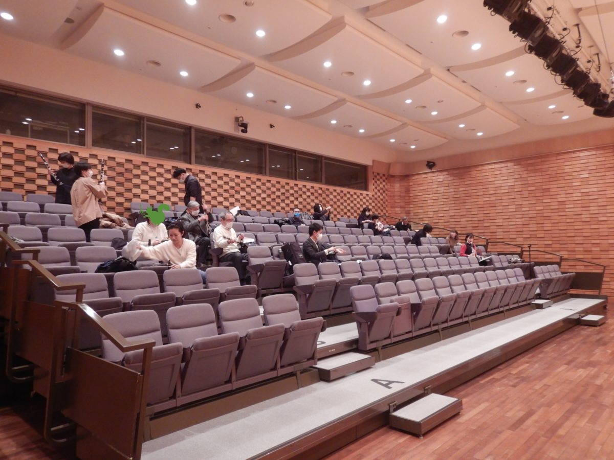 客席で音出しや準備をする出演者達