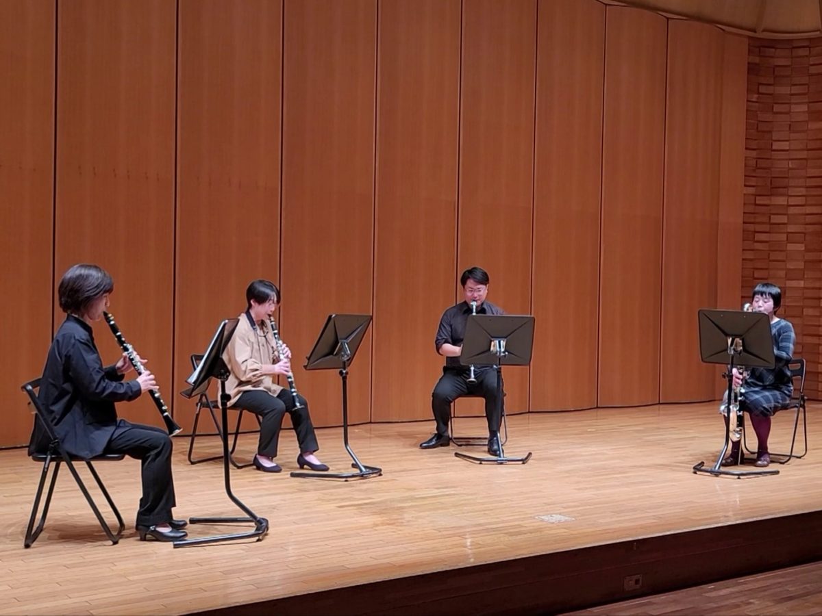 発表会で演奏するまつばわにの皆さん