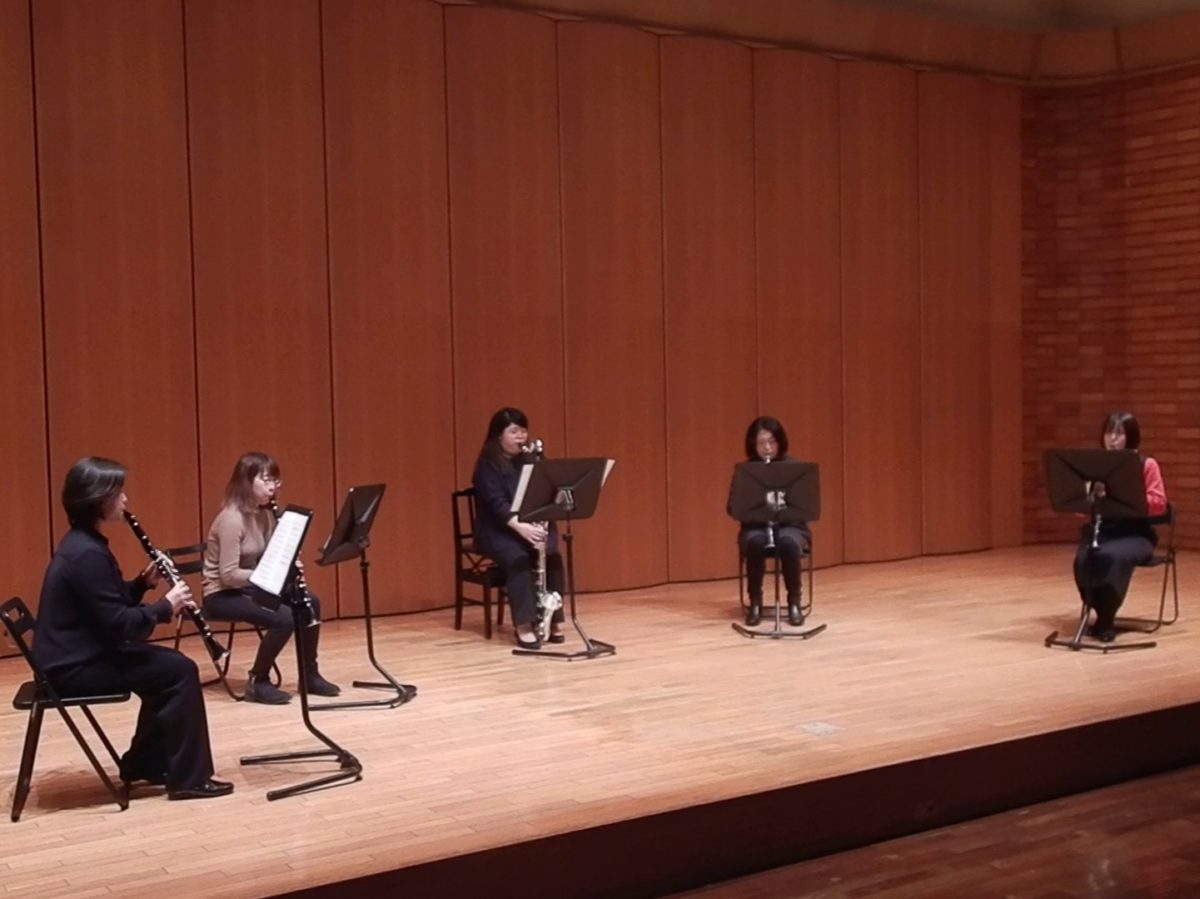 発表会で演奏する上級者アンサンブルメンバー