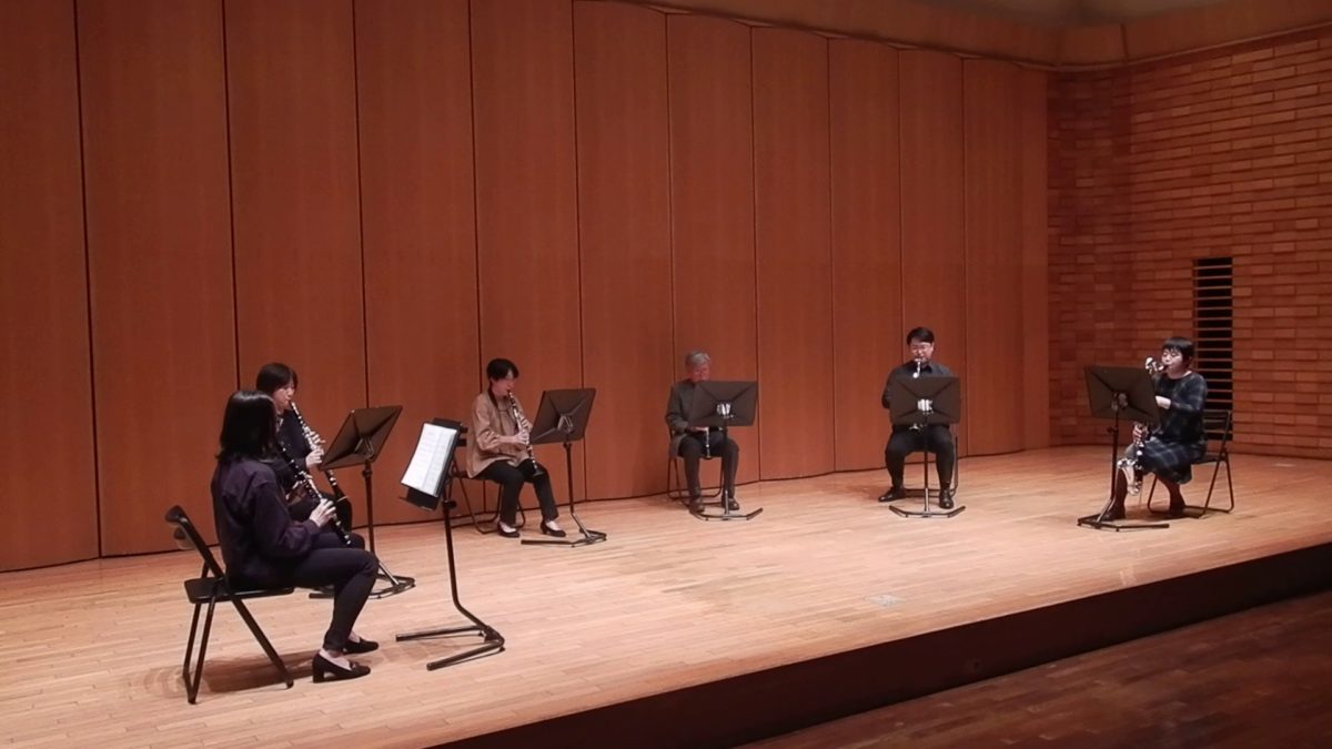 発表会で演奏する中級者アンサンブルメンバー