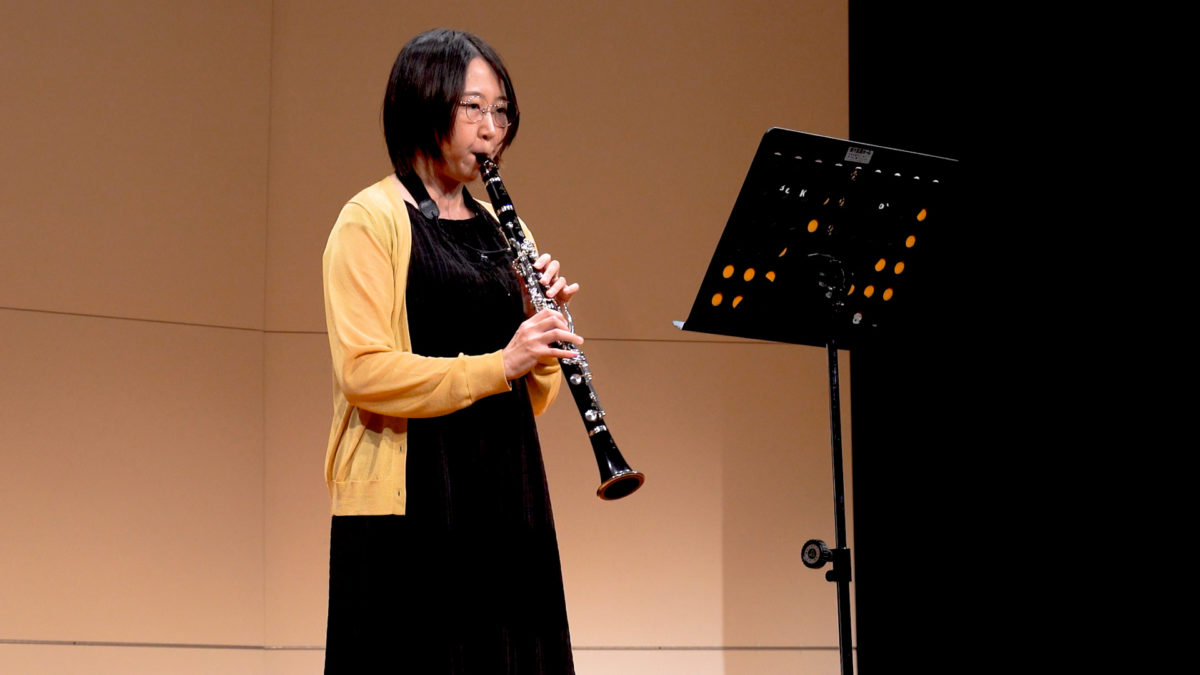 発表会でソロ演奏する生徒