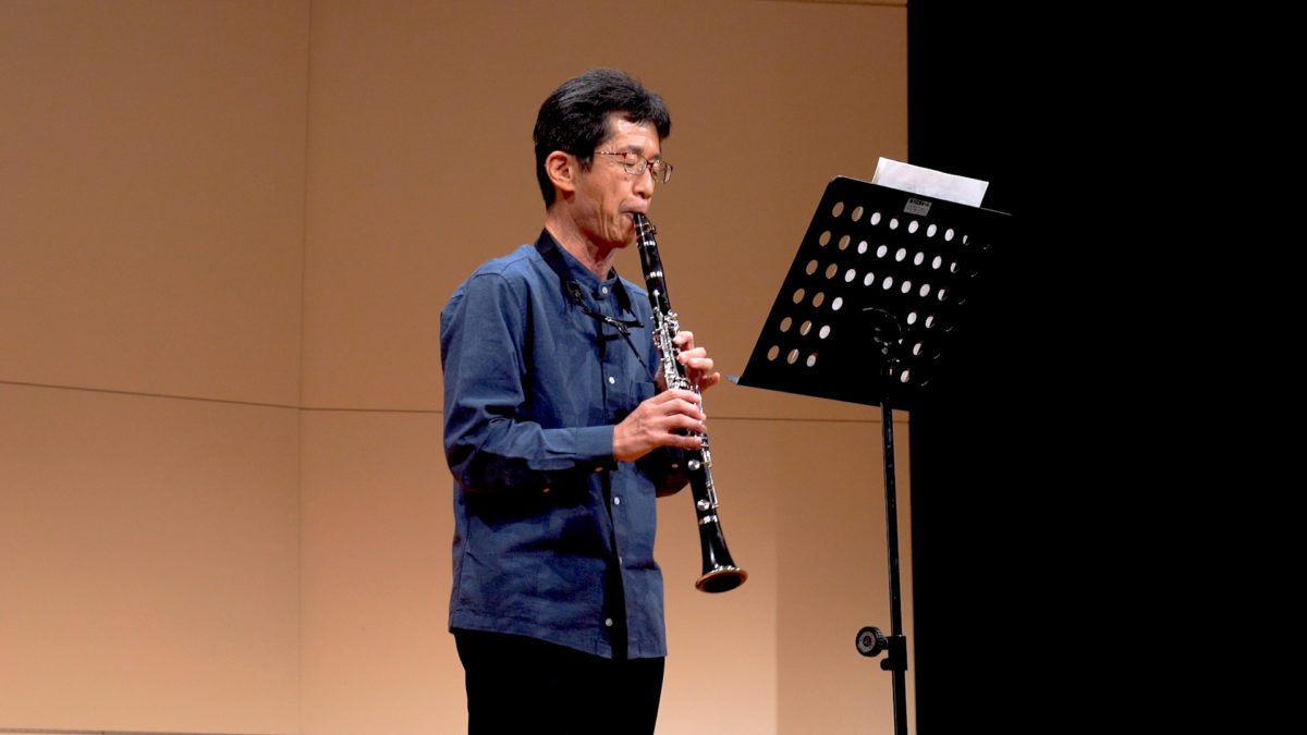 発表会でソロ演奏する生徒