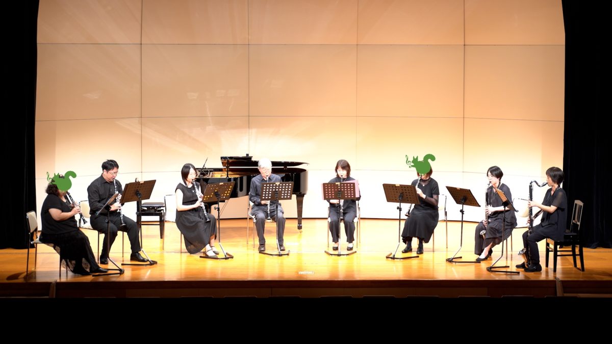 発表会で演奏する中級者アンサンブルメンバー