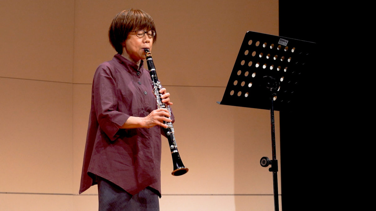 発表会でソロ演奏する生徒