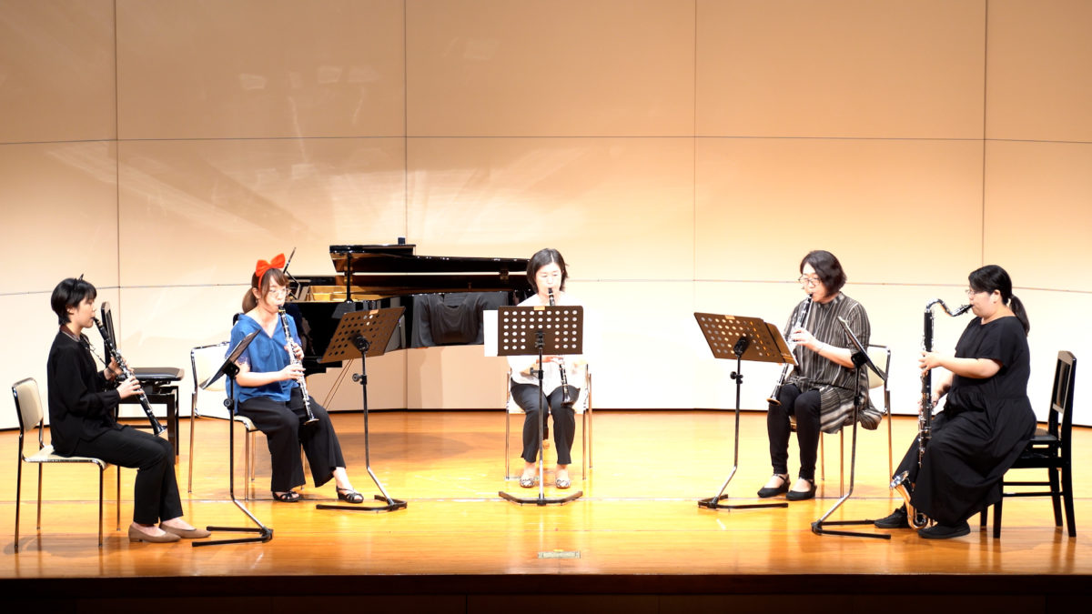 発表会で演奏する上級者アンサンブルメンバー