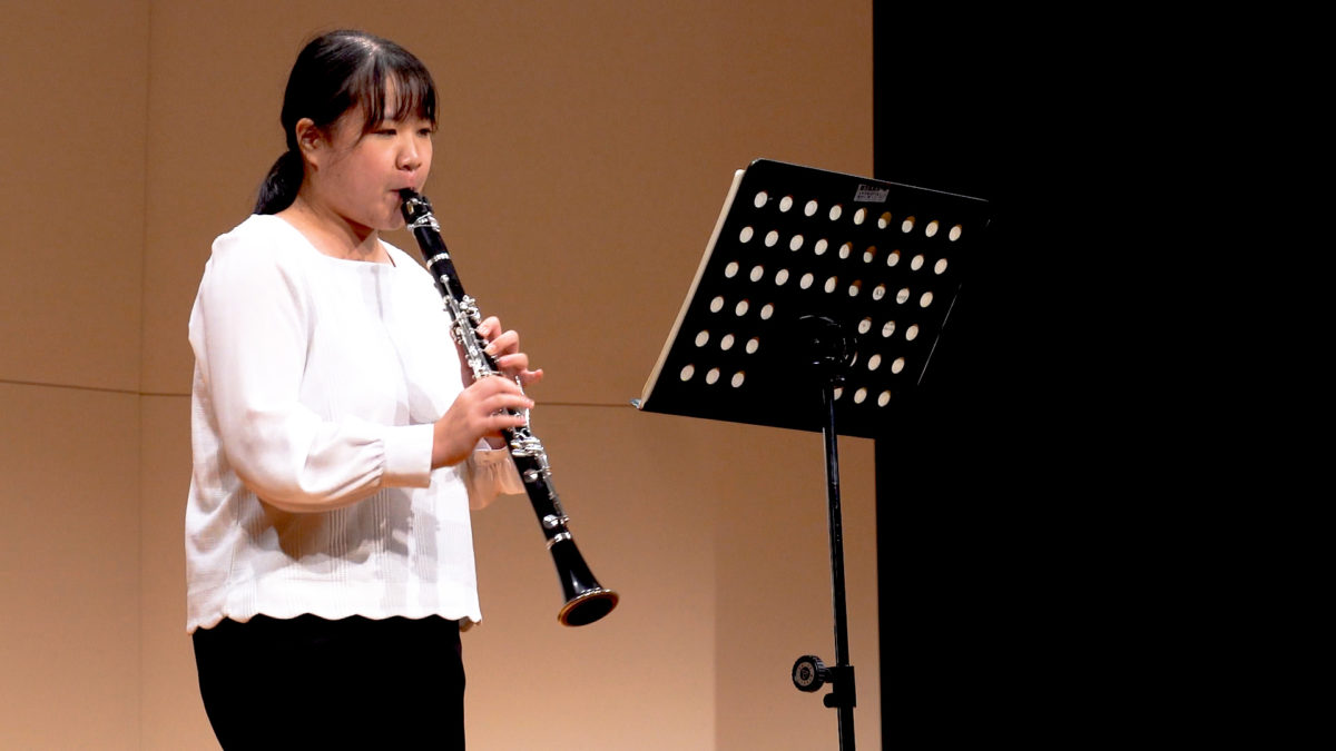 発表会でソロ演奏する生徒