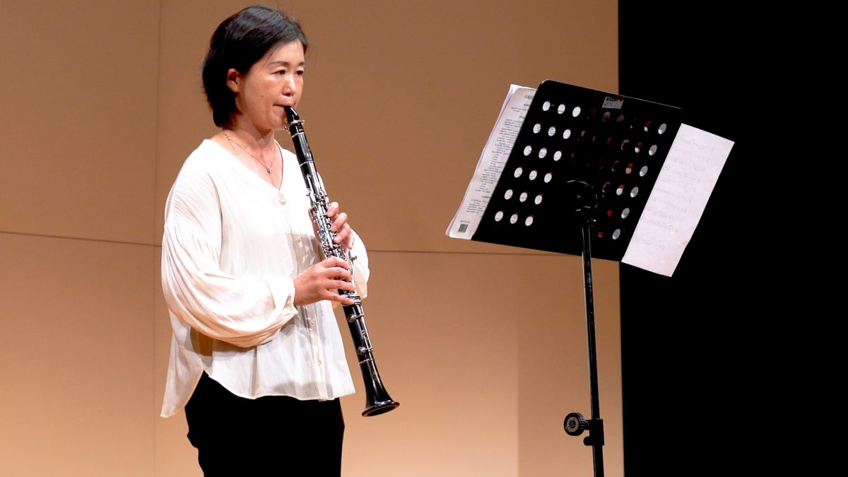 発表会でソロ演奏する生徒