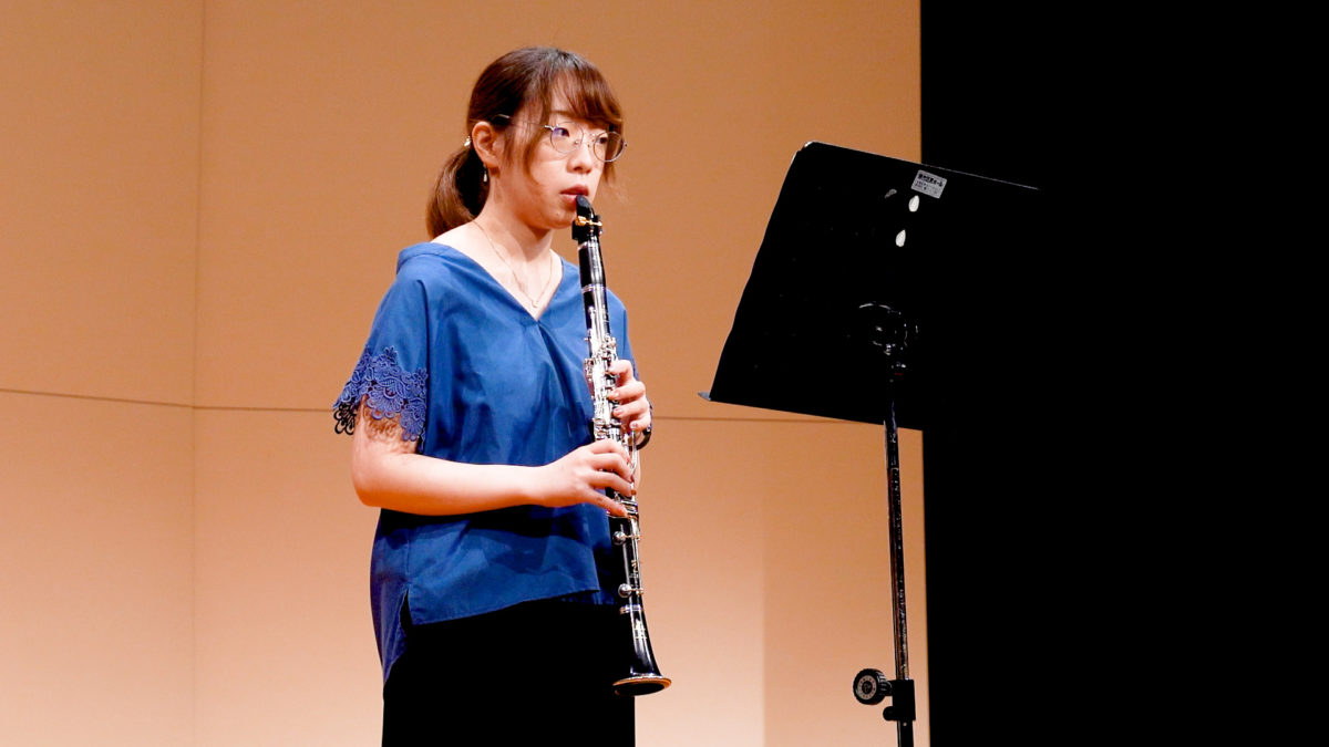 発表会でソロ演奏する生徒