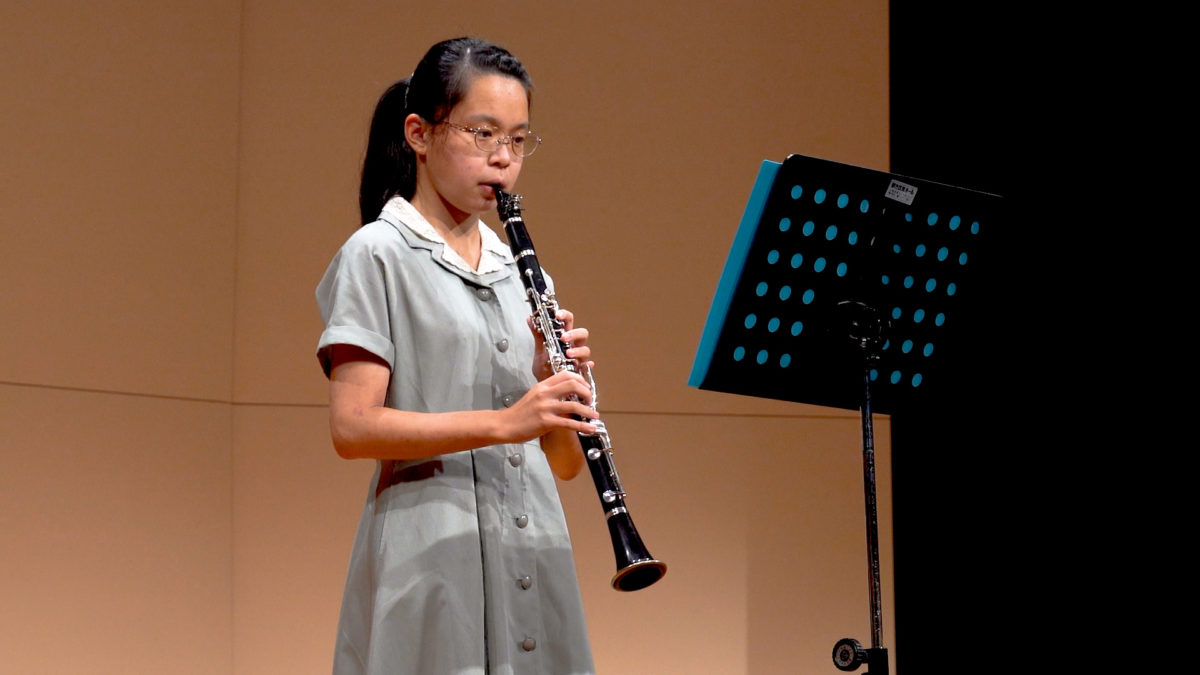 発表会でソロ演奏する生徒