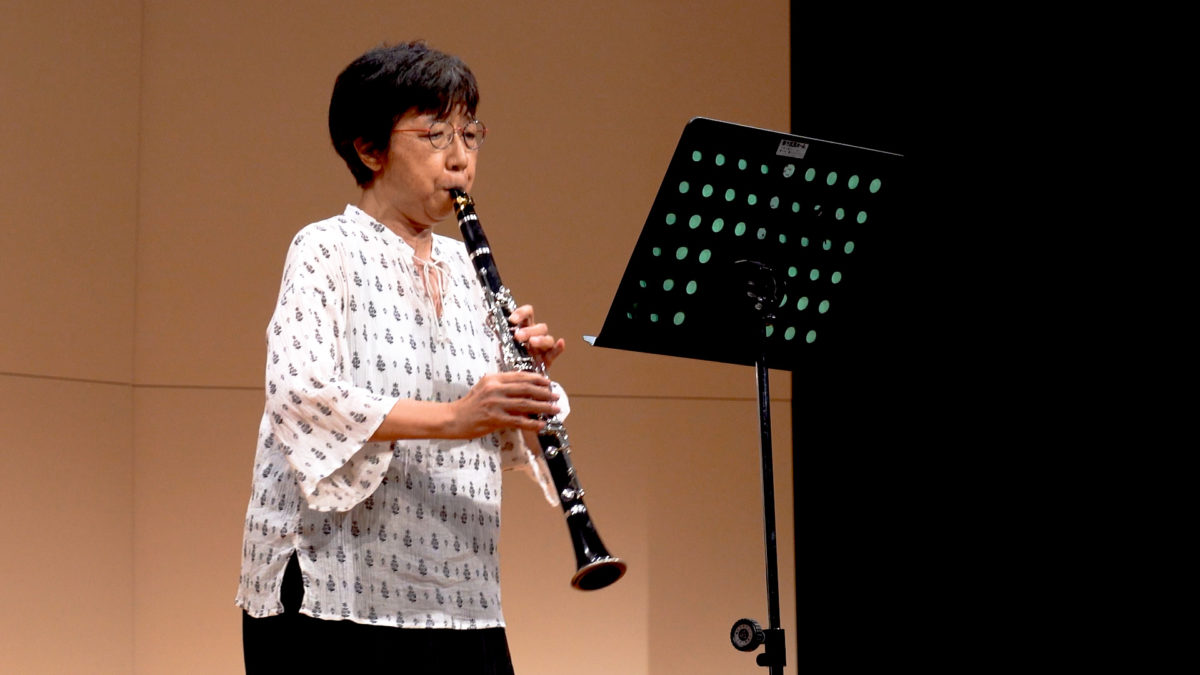 発表会でソロ演奏する生徒