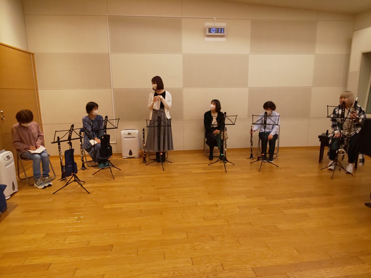 自己紹介をする新しい中級者アンサンブルメンバー