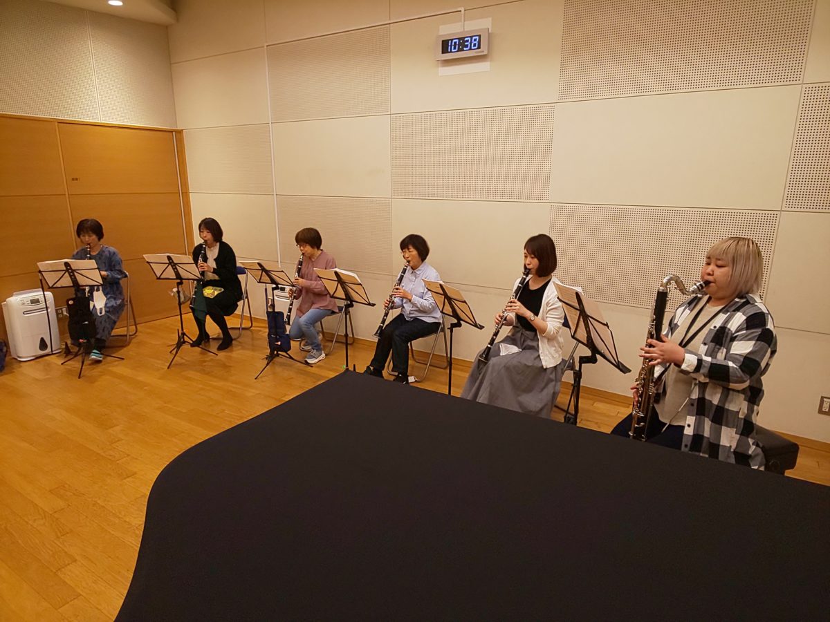 各自譜読みを進める新しい中級者アンサンブルクラスのメンバー