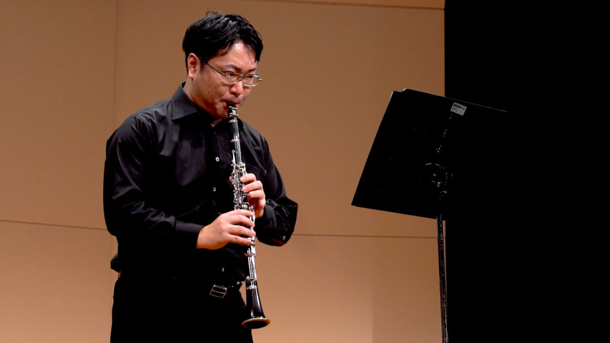 発表会でソロ演奏する生徒