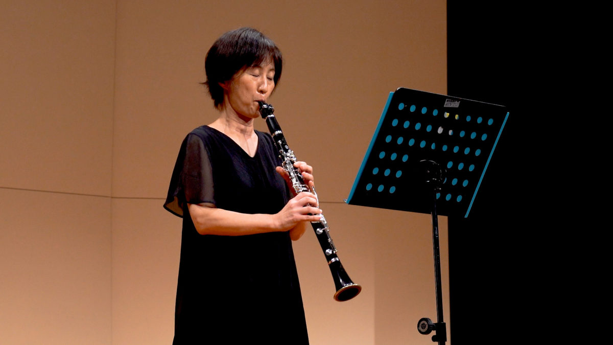 発表会でソロ演奏する生徒