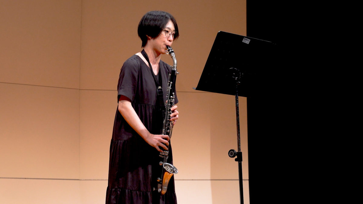 発表会でソロ演奏する生徒