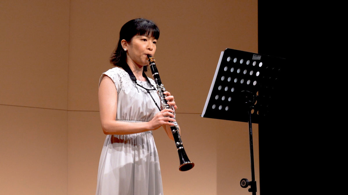 発表会でソロ演奏する生徒