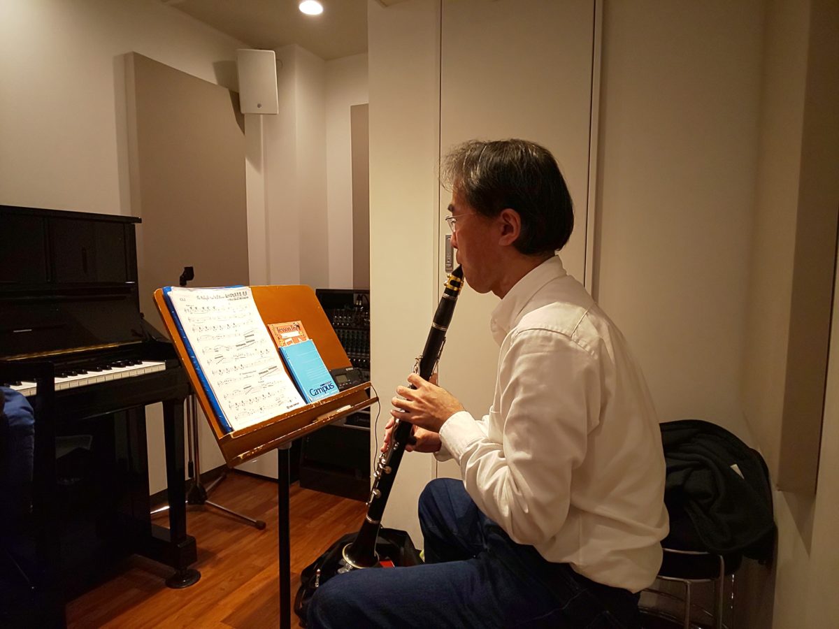 集中してロングトーンに取り組む生徒