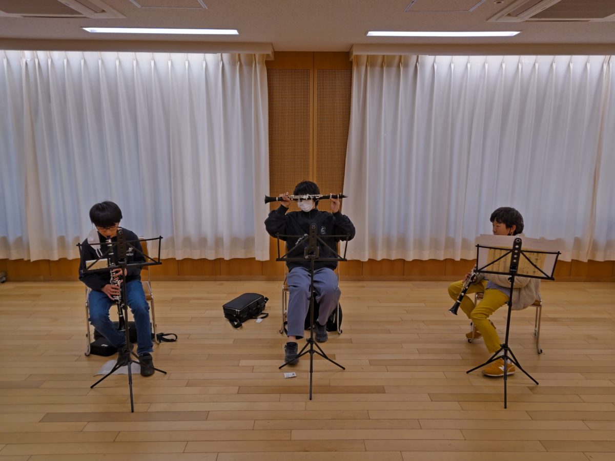 アンコン練習の準備をする生徒達