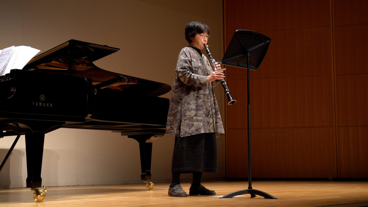 発表会でソロ演奏する生徒