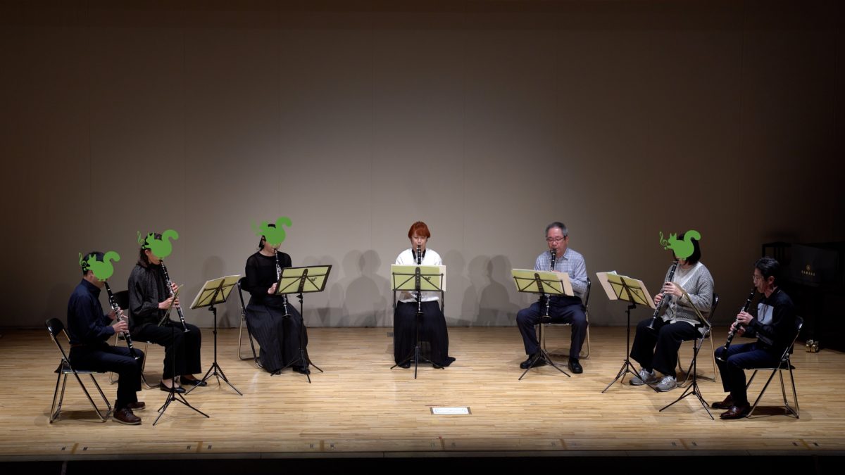 発表会で演奏する初級者アンサンブルメンバー