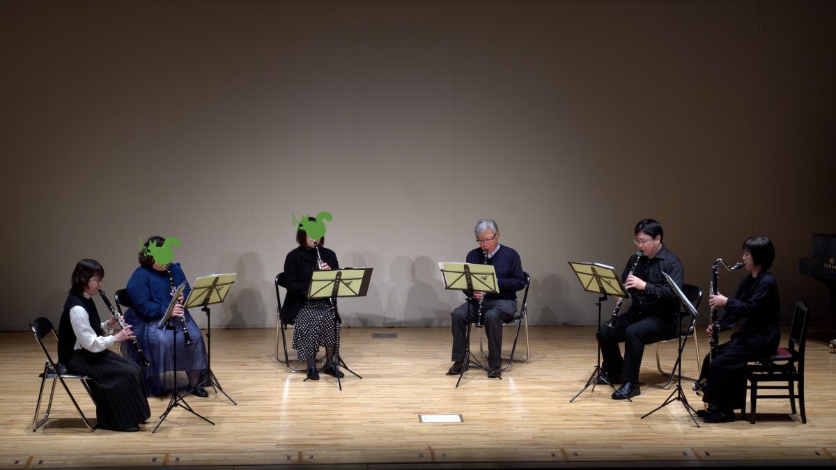 発表会で演奏する中級者アンサンブル・チームくらげメンバー