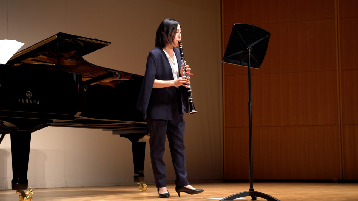 発表会でソロ演奏する生徒