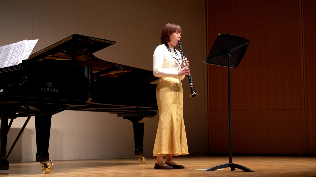 発表会でソロ演奏する生徒