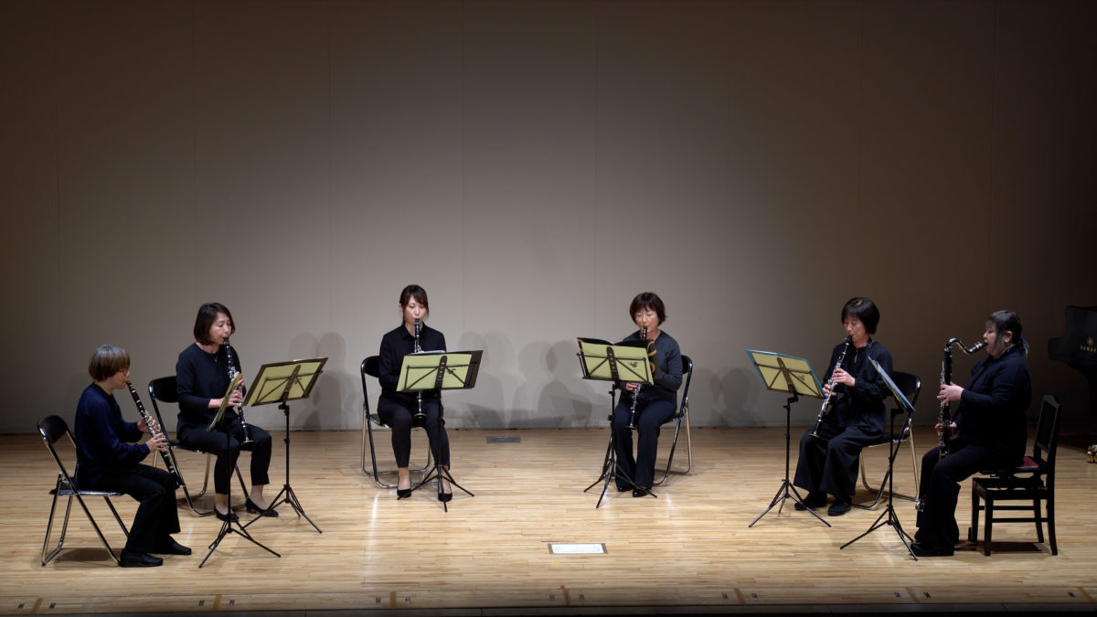 発表会で演奏する中級者アンサンブル・チームぞうさんメンバー