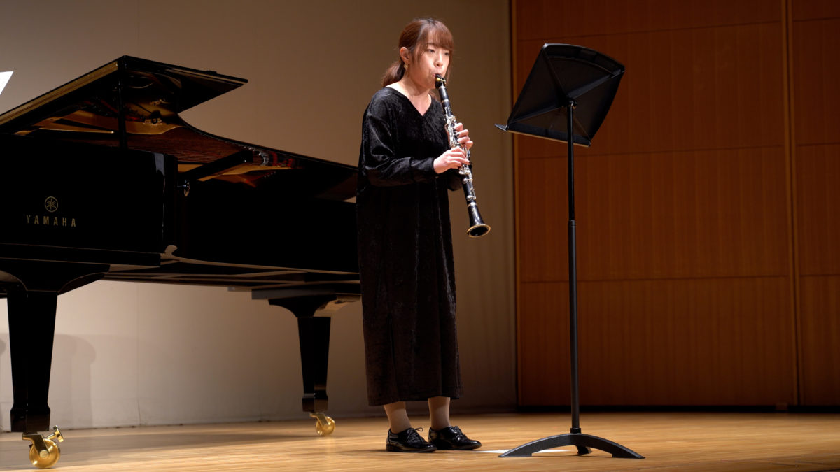 発表会でソロ演奏する生徒