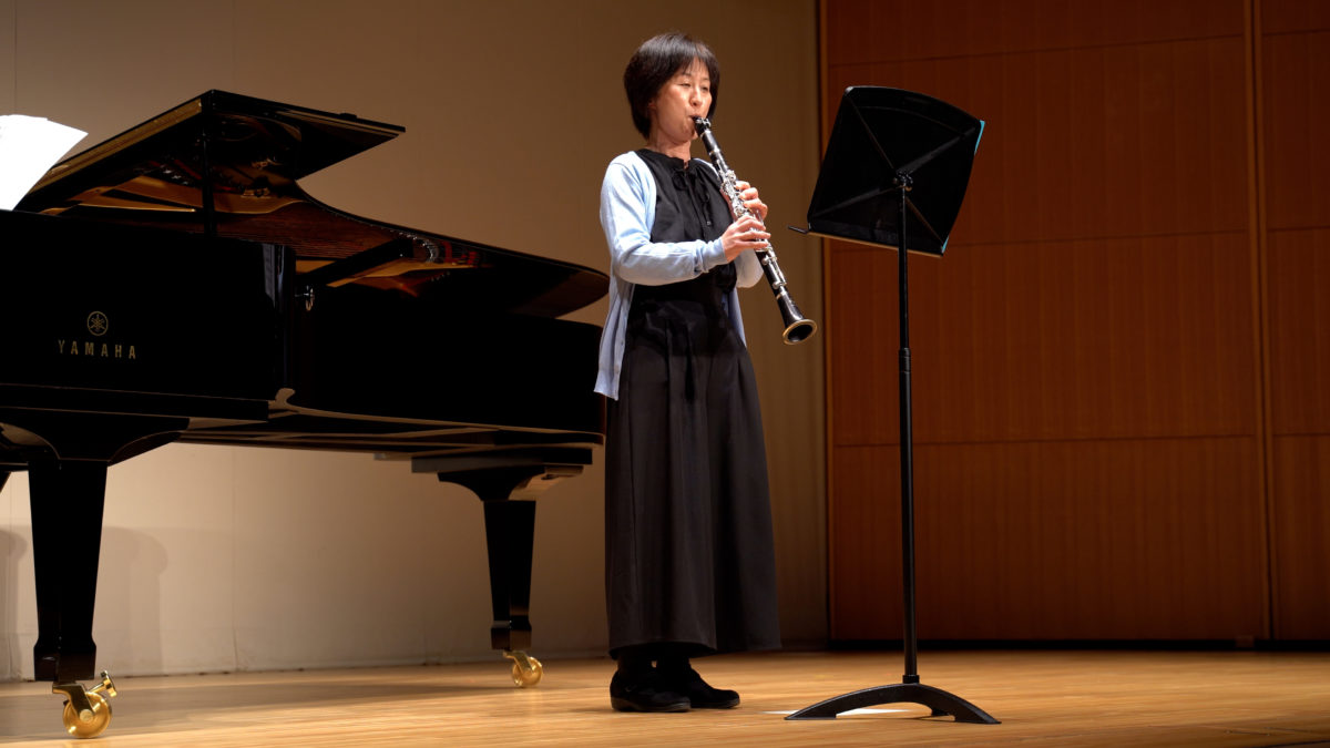 発表会でソロ演奏する生徒