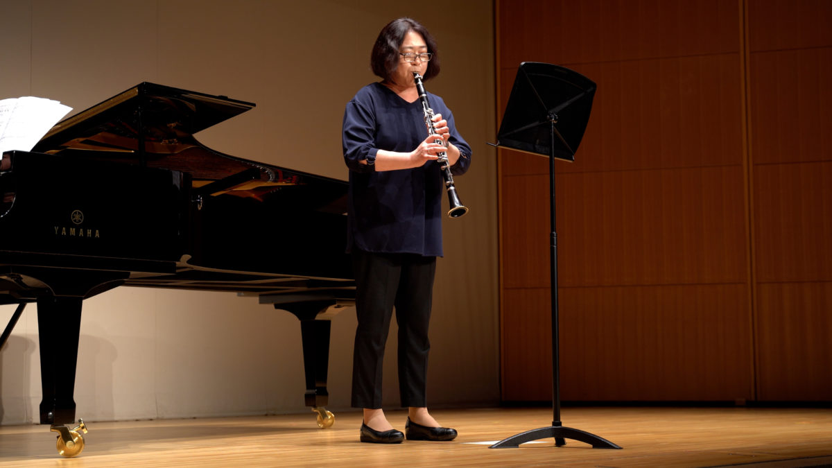 発表会でソロ演奏する生徒