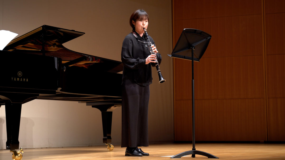 発表会でソロ演奏する生徒