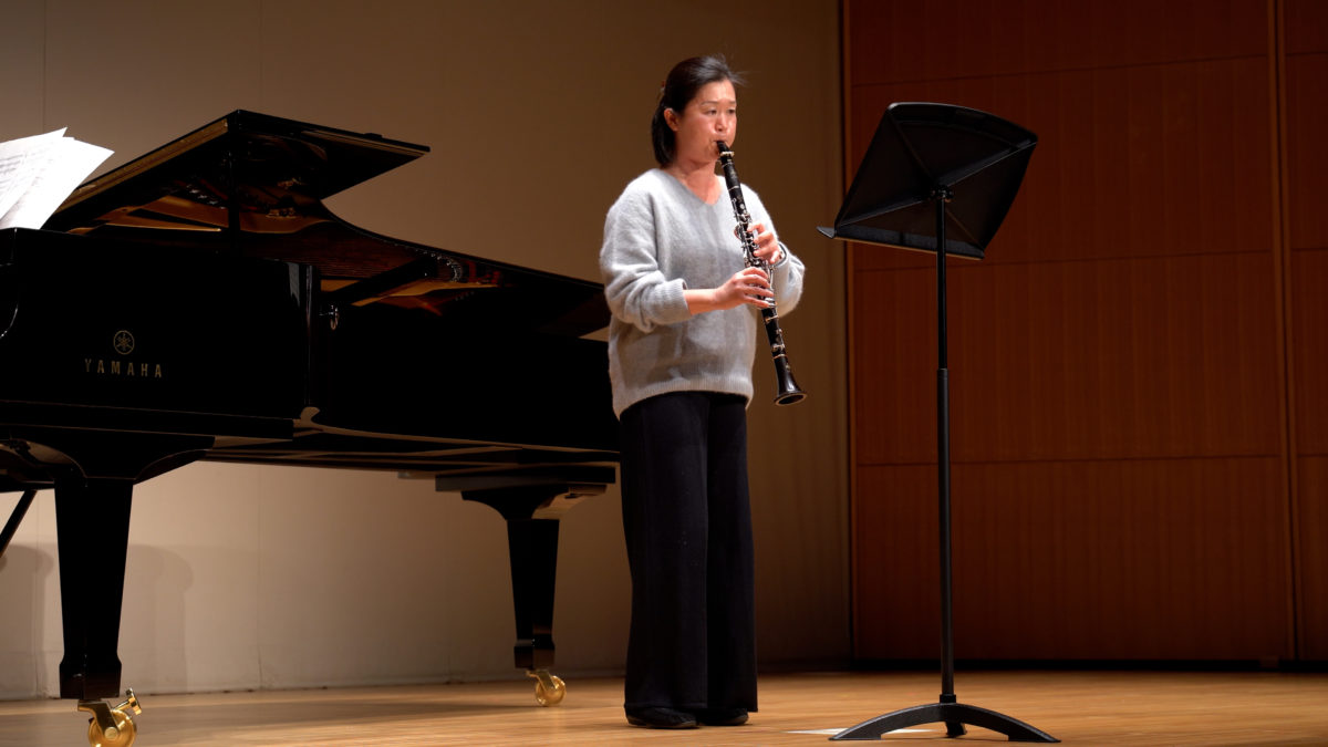 発表会でソロ演奏する生徒