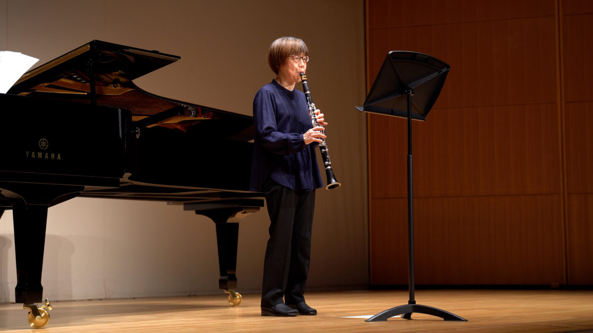 発表会でソロ演奏する生徒