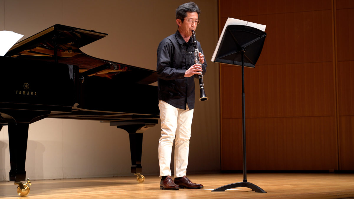 発表会でソロ演奏する生徒