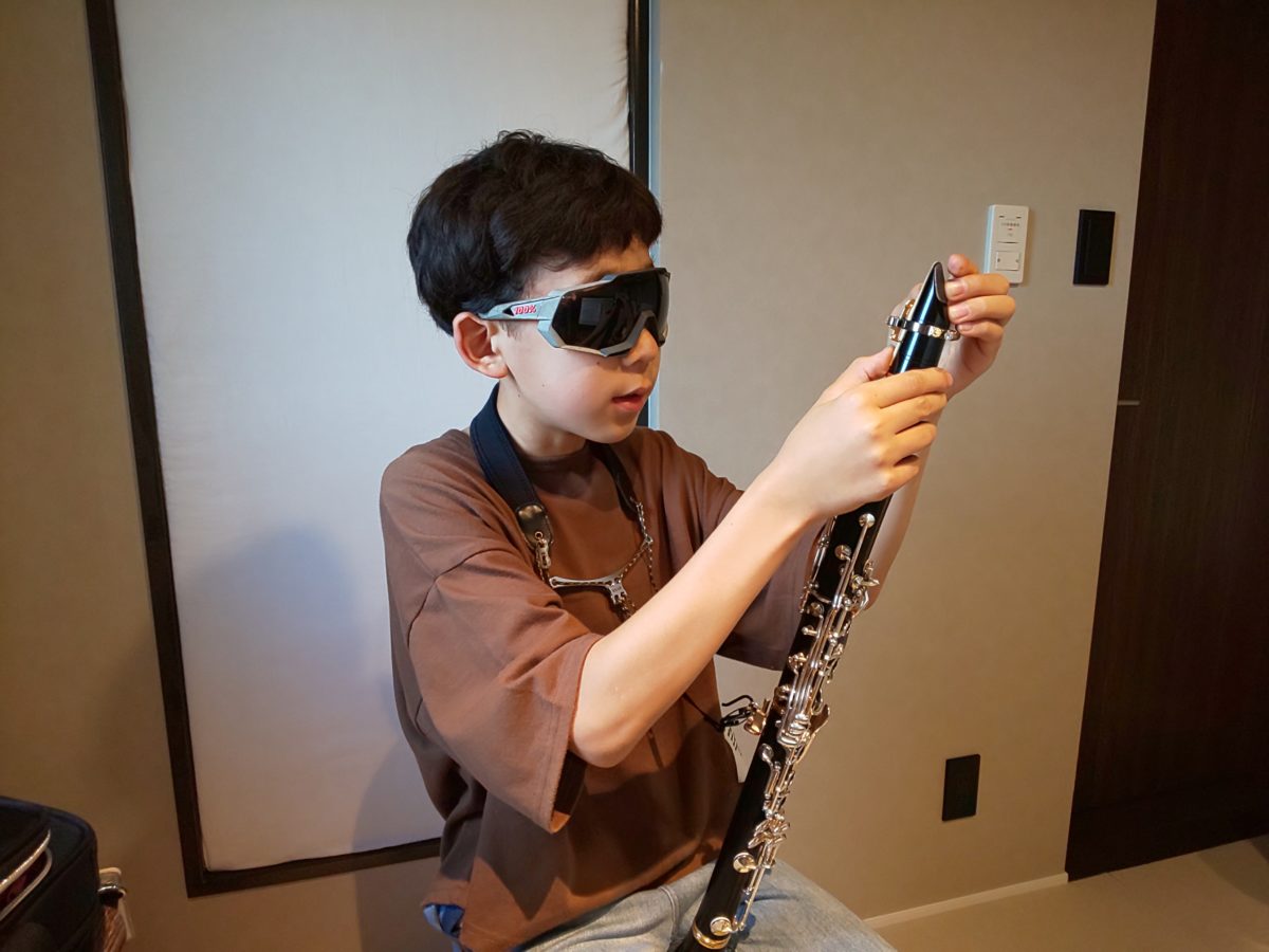 なぜか自転車に乗る時のサングラスをかけながらリードをつける生徒