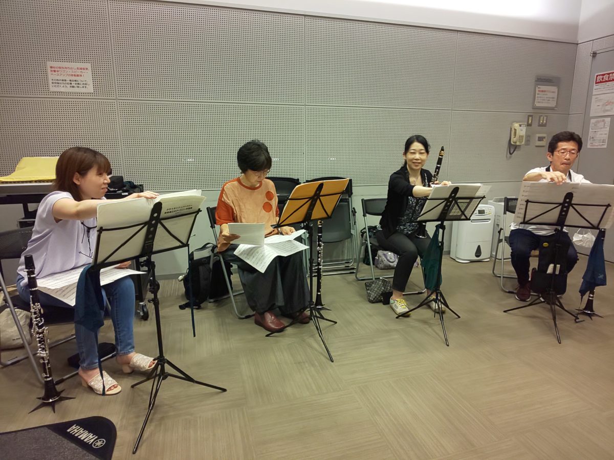 模擬ライブの曲順を考えるバンドアンサンブルメンバー