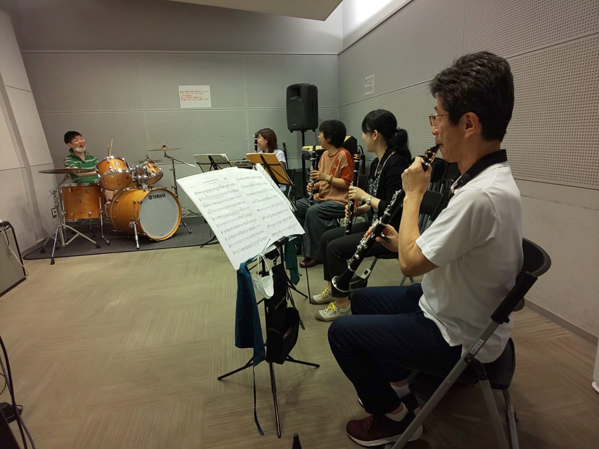楽しそうにおしゃべりするバンドアンサンブルメンバー