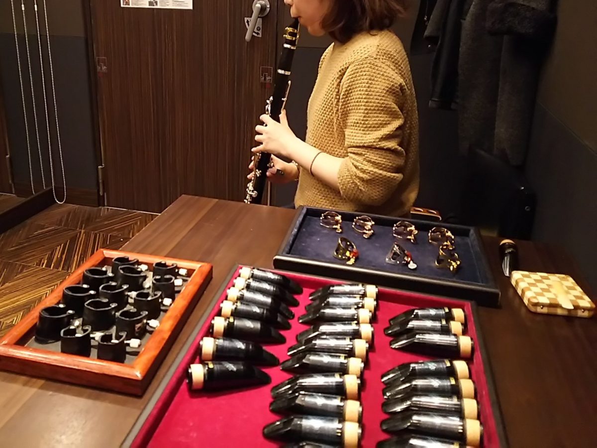 マウスピースとリガチャーを選ぶ生徒