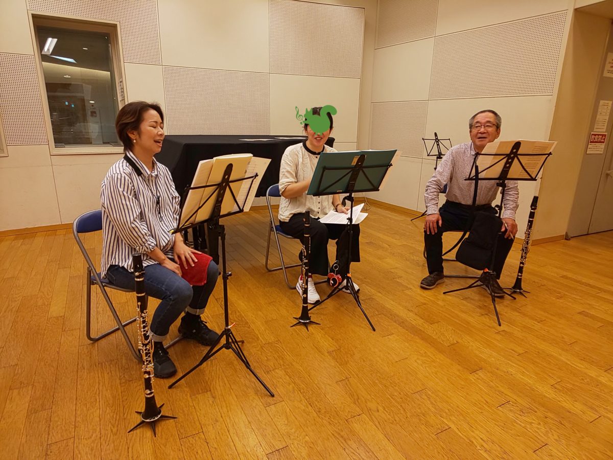 新曲について笑顔で相談する初級者アンサンブルメンバー