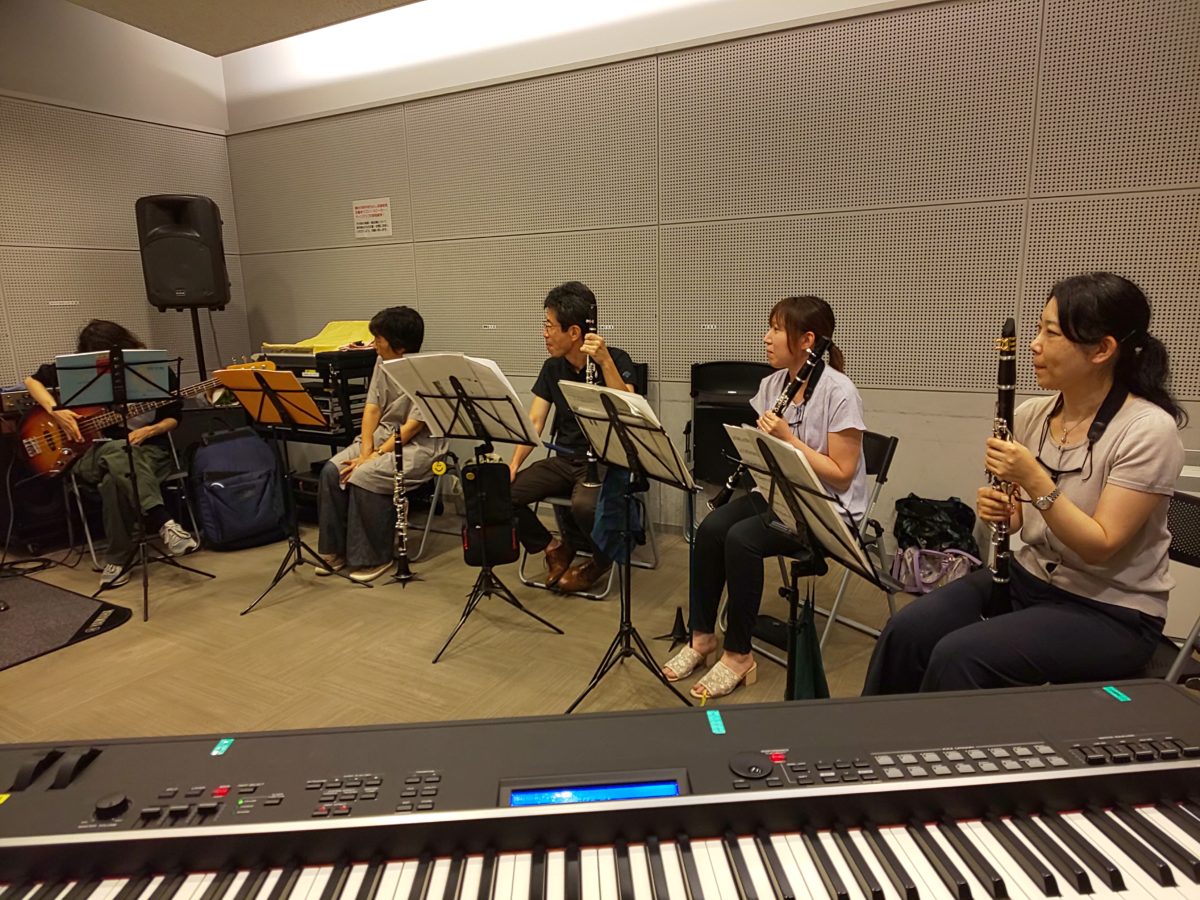 ベースのチューニングに釘づけのバンドアンサンブルメンバー