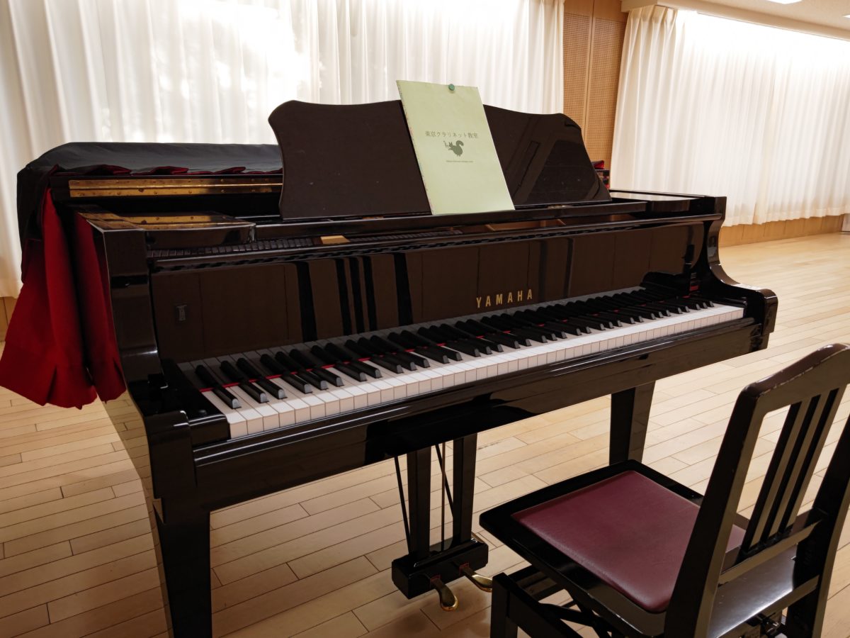 伴奏譜が置かれたグランドピアノ