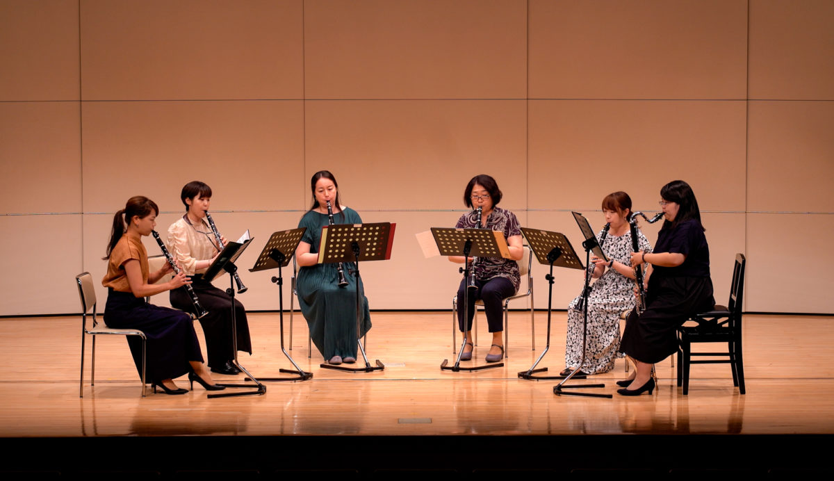 発表会で演奏する上級者アンサンブルメンバー