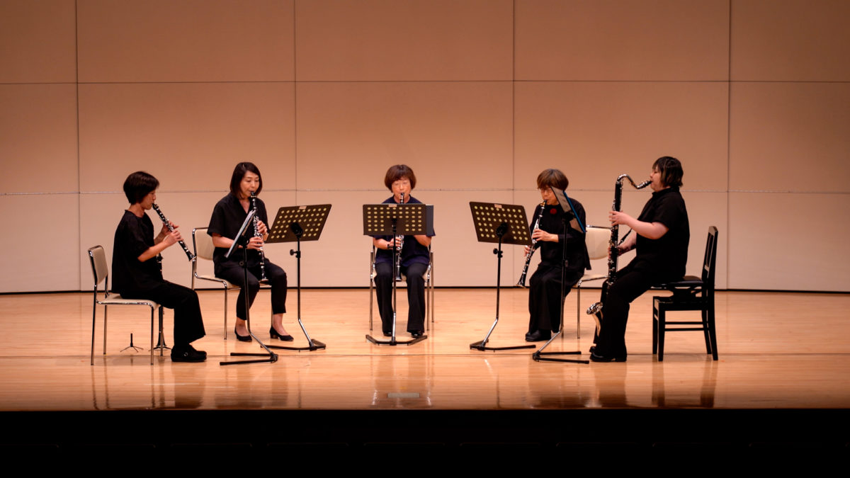 発表会で演奏する中級者アンサンブル・チームぞうさんのメンバー